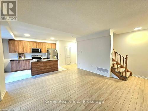 40 Sidney Rose, St. Catharines (461 - Glendale/Glenridge), ON - Indoor Photo Showing Kitchen