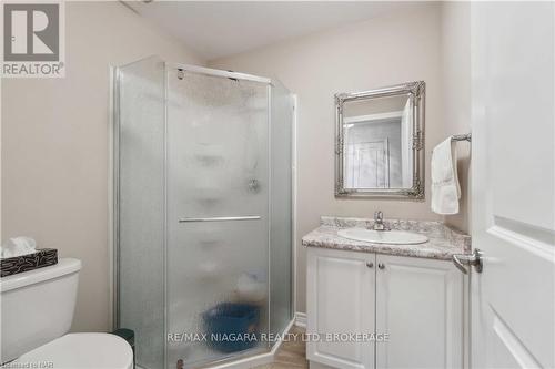 221 - 4644 Pettit Avenue Avenue, Niagara Falls (212 - Morrison), ON - Indoor Photo Showing Bathroom