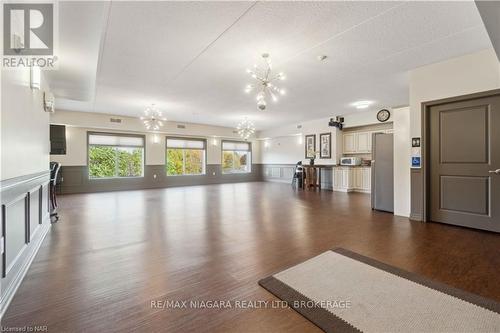 221 - 4644 Pettit Avenue Avenue, Niagara Falls (212 - Morrison), ON - Indoor Photo Showing Living Room