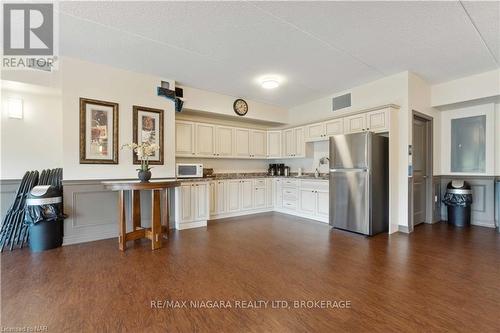 221 - 4644 Pettit Avenue Avenue, Niagara Falls (212 - Morrison), ON - Indoor Photo Showing Kitchen