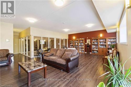 221 - 4644 Pettit Avenue Avenue, Niagara Falls (212 - Morrison), ON - Indoor Photo Showing Living Room