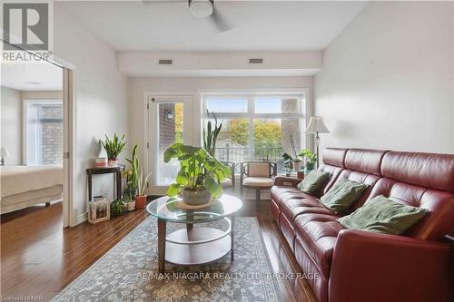 221 - 4644 Pettit Avenue Avenue, Niagara Falls (212 - Morrison), ON - Indoor Photo Showing Living Room