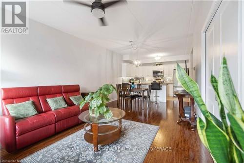 221 - 4644 Pettit Avenue Avenue, Niagara Falls (212 - Morrison), ON - Indoor Photo Showing Living Room