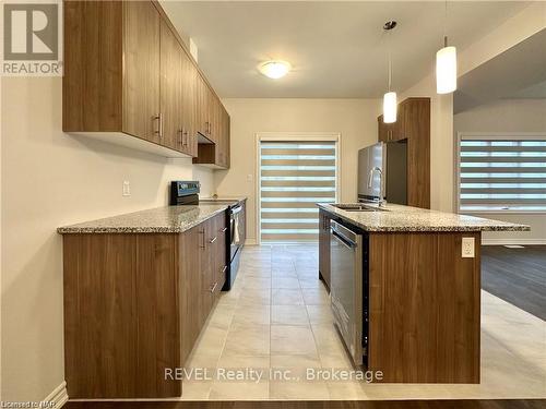 83 Hildred Street, Welland (773 - Lincoln/Crowland), ON - Indoor Photo Showing Kitchen