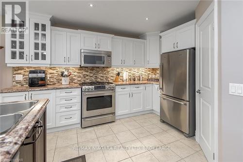 3281 Charleston Drive Drive, Fort Erie (335 - Ridgeway), ON - Indoor Photo Showing Kitchen With Double Sink With Upgraded Kitchen