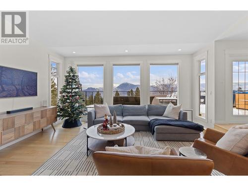 2010 High Country Boulevard, Kamloops, BC - Indoor Photo Showing Living Room