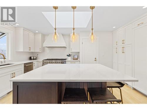 2010 High Country Boulevard, Kamloops, BC - Indoor Photo Showing Kitchen With Upgraded Kitchen