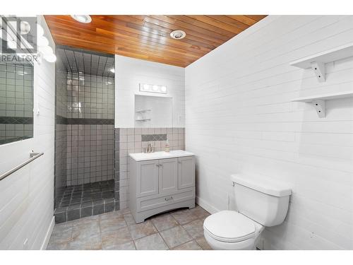 2010 High Country Boulevard, Kamloops, BC - Indoor Photo Showing Bathroom