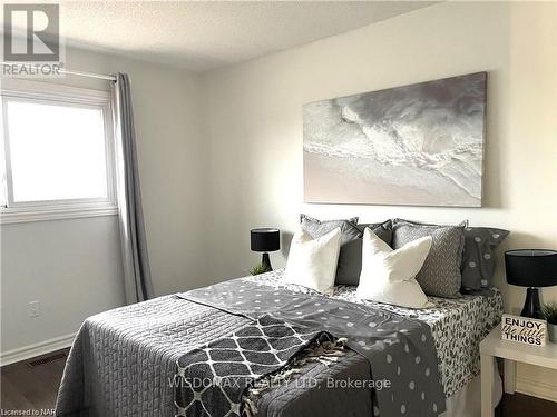 61 Barbican Trail, St. Catharines (460 - Burleigh Hill), ON - Indoor Photo Showing Bedroom