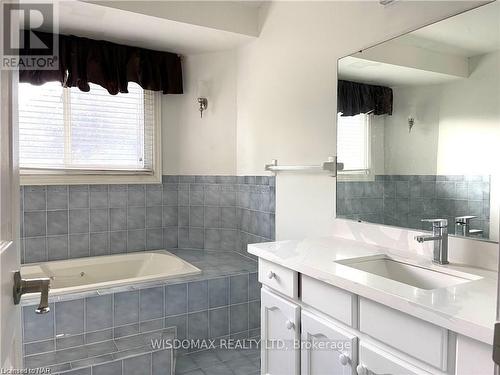 61 Barbican Trail, St. Catharines (460 - Burleigh Hill), ON - Indoor Photo Showing Bathroom