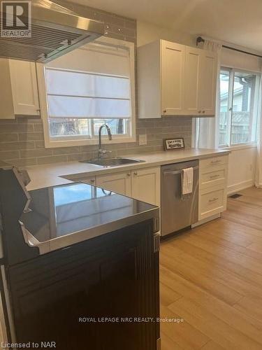 25 Coronation Boulevard, St. Catharines (453 - Grapeview), ON - Indoor Photo Showing Kitchen