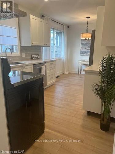 25 Coronation Boulevard, St. Catharines (453 - Grapeview), ON - Indoor Photo Showing Kitchen