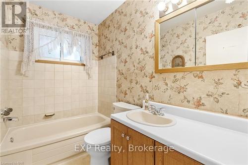 6326 Doreen Drive, Niagara Falls (212 - Morrison), ON - Indoor Photo Showing Bathroom