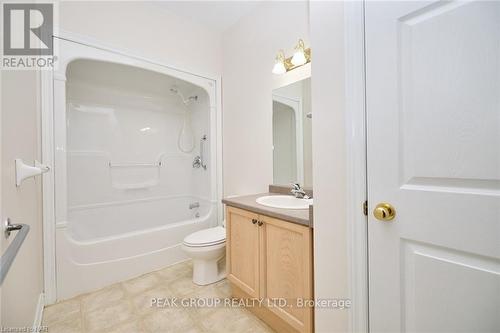 15 - 5200 Dorchester Road, Niagara Falls (212 - Morrison), ON - Indoor Photo Showing Bathroom