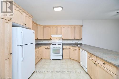 15 - 5200 Dorchester Road, Niagara Falls (212 - Morrison), ON - Indoor Photo Showing Kitchen With Double Sink