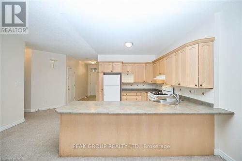 15 - 5200 Dorchester Road, Niagara Falls (212 - Morrison), ON - Indoor Photo Showing Kitchen With Double Sink