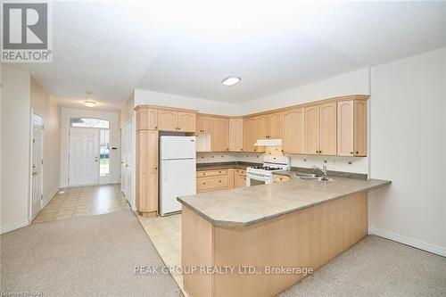 15 - 5200 Dorchester Road, Niagara Falls (212 - Morrison), ON - Indoor Photo Showing Kitchen With Double Sink