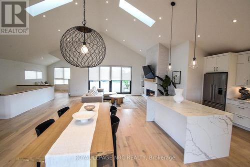 82 Ivy Crescent, Thorold (558 - Confederation Heights), ON - Indoor Photo Showing Kitchen With Upgraded Kitchen