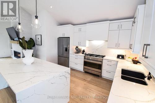 82 Ivy Crescent, Thorold (558 - Confederation Heights), ON - Indoor Photo Showing Kitchen With Stainless Steel Kitchen With Upgraded Kitchen