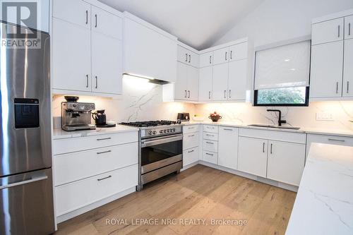 82 Ivy Crescent, Thorold (558 - Confederation Heights), ON - Indoor Photo Showing Kitchen With Stainless Steel Kitchen With Upgraded Kitchen