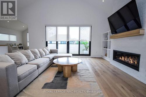 82 Ivy Crescent, Thorold (558 - Confederation Heights), ON - Indoor Photo Showing Living Room With Fireplace