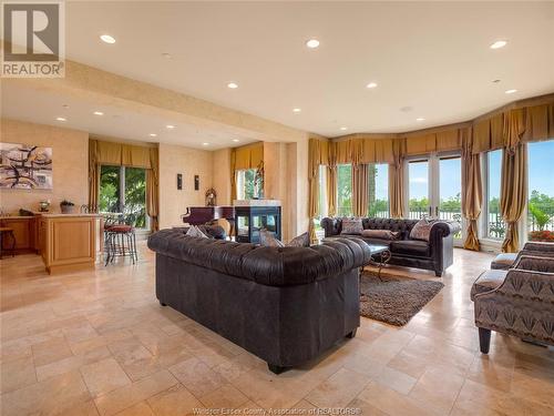 318 Crystal Bay Drive, Amherstburg, ON - Indoor Photo Showing Living Room