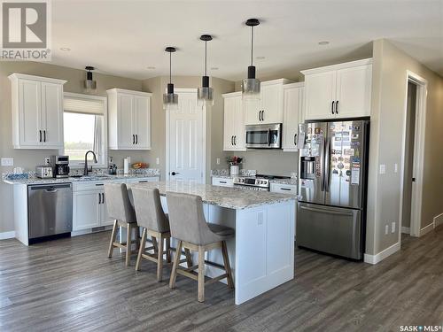 834 1St Avenue N, Warman, SK - Indoor Photo Showing Kitchen With Upgraded Kitchen