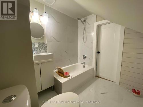 702 Upper Gage Avenue, Hamilton (Macassa), ON - Indoor Photo Showing Bathroom