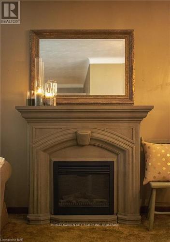 35 Mcdonagh Crescent, Thorold (558 - Confederation Heights), ON - Indoor Photo Showing Living Room With Fireplace