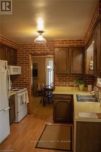 35 Mcdonagh Crescent, Thorold (558 - Confederation Heights), ON - Indoor Photo Showing Kitchen With Double Sink