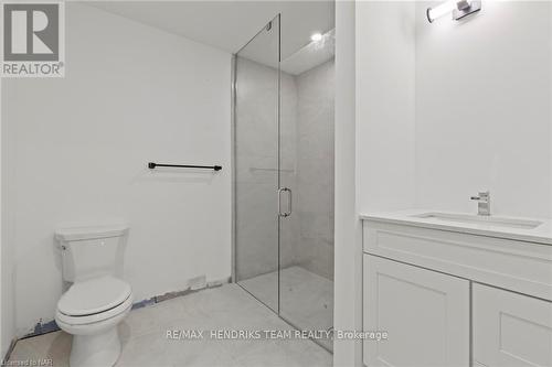 2 Bedroom - 57 Carlisle Street, St. Catharines (451 - Downtown), ON - Indoor Photo Showing Bathroom