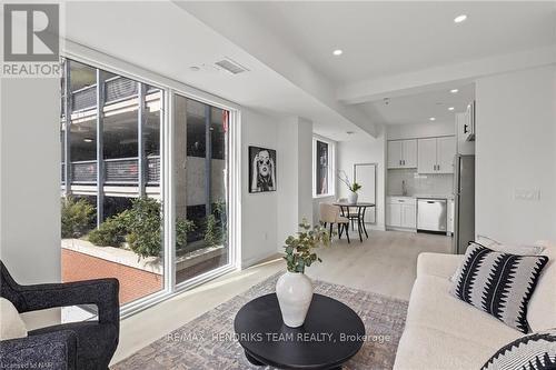 2 Bedroom - 57 Carlisle Street, St. Catharines (451 - Downtown), ON - Indoor Photo Showing Living Room