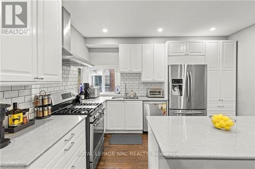 138 Balmoral Avenue N, Hamilton (Crown Point), ON - Indoor Photo Showing Kitchen With Double Sink With Upgraded Kitchen