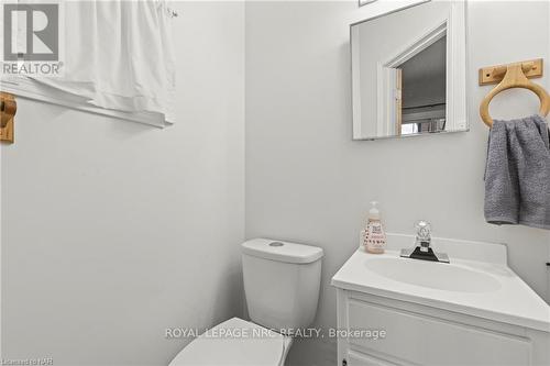 138 Balmoral Avenue N, Hamilton (Crown Point), ON - Indoor Photo Showing Bathroom