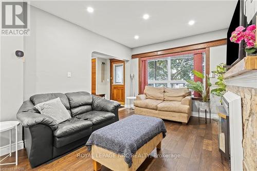 138 Balmoral Avenue N, Hamilton (Crown Point), ON - Indoor Photo Showing Living Room