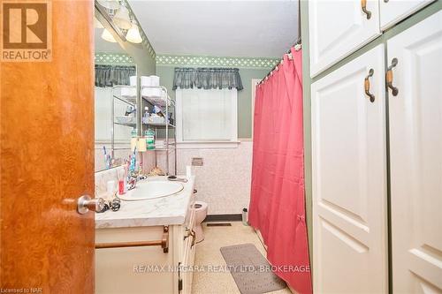 1053 Steele Street, Port Colborne (877 - Main Street), ON - Indoor Photo Showing Bathroom