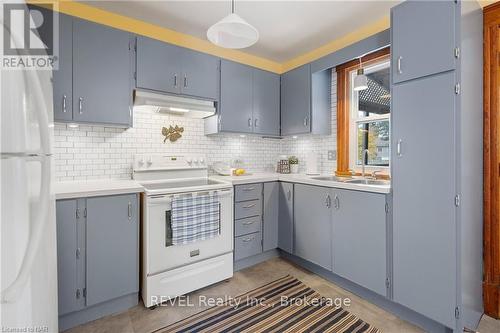 34 Tasker Street, St. Catharines (450 - E. Chester), ON - Indoor Photo Showing Kitchen