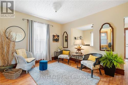 34 Tasker Street, St. Catharines (450 - E. Chester), ON - Indoor Photo Showing Living Room