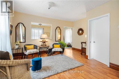 34 Tasker Street, St. Catharines (450 - E. Chester), ON - Indoor Photo Showing Living Room