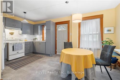 34 Tasker Street, St. Catharines (450 - E. Chester), ON - Indoor Photo Showing Kitchen