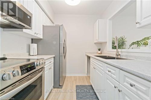 203 - 4090 John Charles Boulevard, Lincoln (980 - Lincoln-Jordan/Vineland), ON - Indoor Photo Showing Kitchen With Double Sink