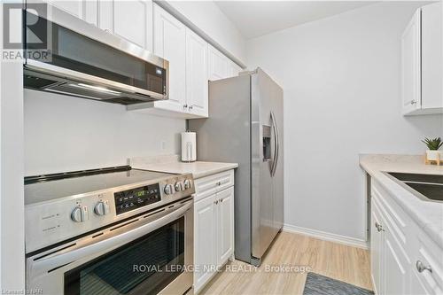 203 - 4090 John Charles Boulevard, Lincoln (980 - Lincoln-Jordan/Vineland), ON - Indoor Photo Showing Kitchen