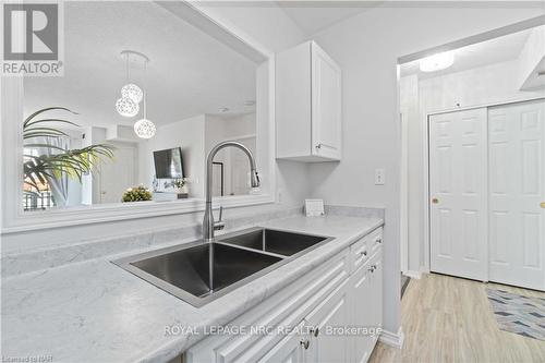 203 - 4090 John Charles Boulevard, Lincoln (980 - Lincoln-Jordan/Vineland), ON - Indoor Photo Showing Kitchen With Double Sink