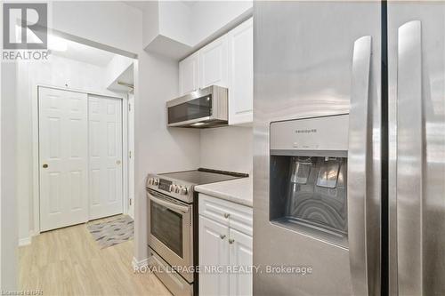 203 - 4090 John Charles Boulevard, Lincoln (980 - Lincoln-Jordan/Vineland), ON - Indoor Photo Showing Kitchen With Stainless Steel Kitchen