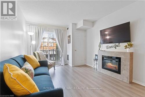 203 - 4090 John Charles Boulevard, Lincoln (980 - Lincoln-Jordan/Vineland), ON - Indoor Photo Showing Living Room With Fireplace