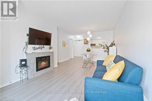 203 - 4090 John Charles Boulevard, Lincoln (980 - Lincoln-Jordan/Vineland), ON - Indoor Photo Showing Living Room With Fireplace