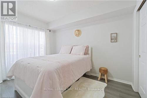 203 - 4090 John Charles Boulevard, Lincoln (980 - Lincoln-Jordan/Vineland), ON - Indoor Photo Showing Bedroom