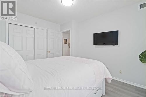 203 - 4090 John Charles Boulevard, Lincoln (980 - Lincoln-Jordan/Vineland), ON - Indoor Photo Showing Bedroom