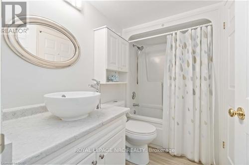 203 - 4090 John Charles Boulevard, Lincoln (980 - Lincoln-Jordan/Vineland), ON - Indoor Photo Showing Bathroom