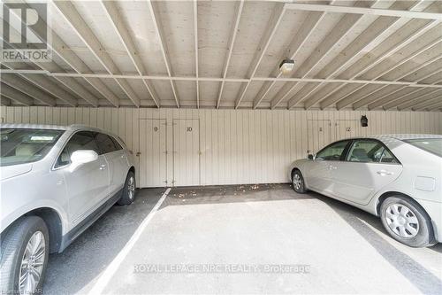 203 - 4090 John Charles Boulevard, Lincoln (980 - Lincoln-Jordan/Vineland), ON - Indoor Photo Showing Garage